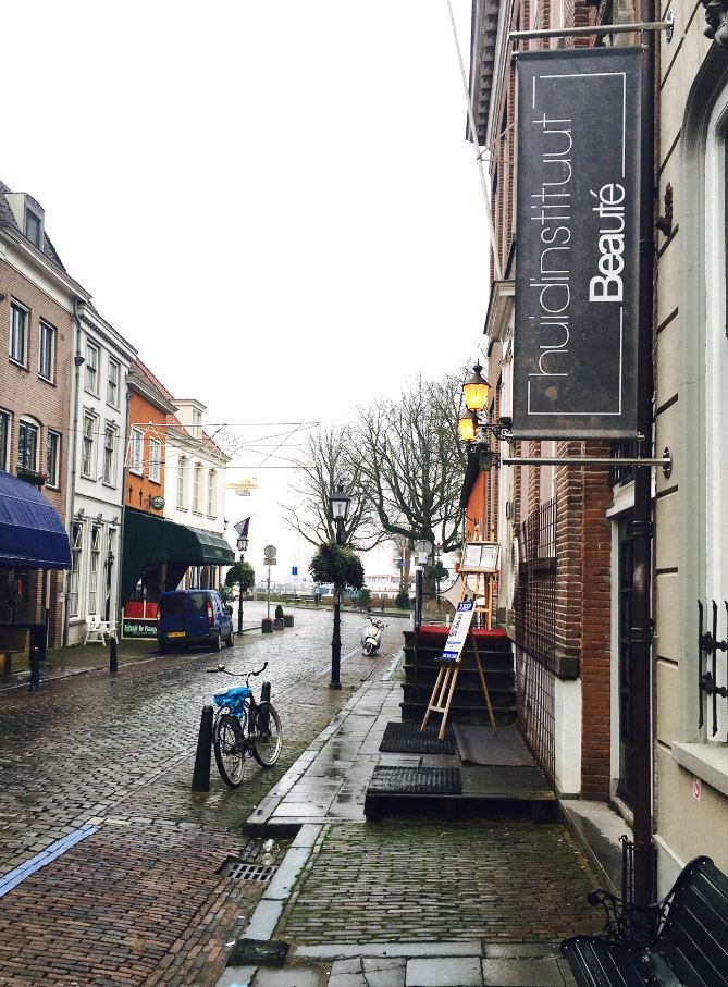 Het straatje loopt uit op de Maas