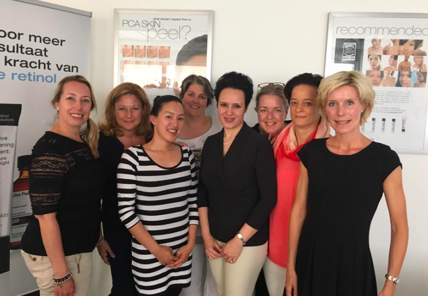 BeautyJournaal vrouwen met de trainster van PCA Skin bij Dermasthetics in Bussum