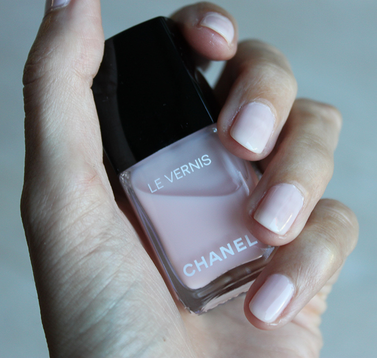 Chanel Le Vernis Handen