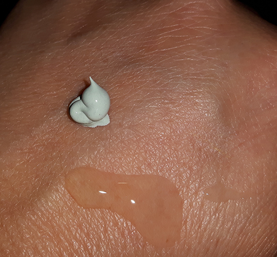 Babor Couperose serum en primer op hand