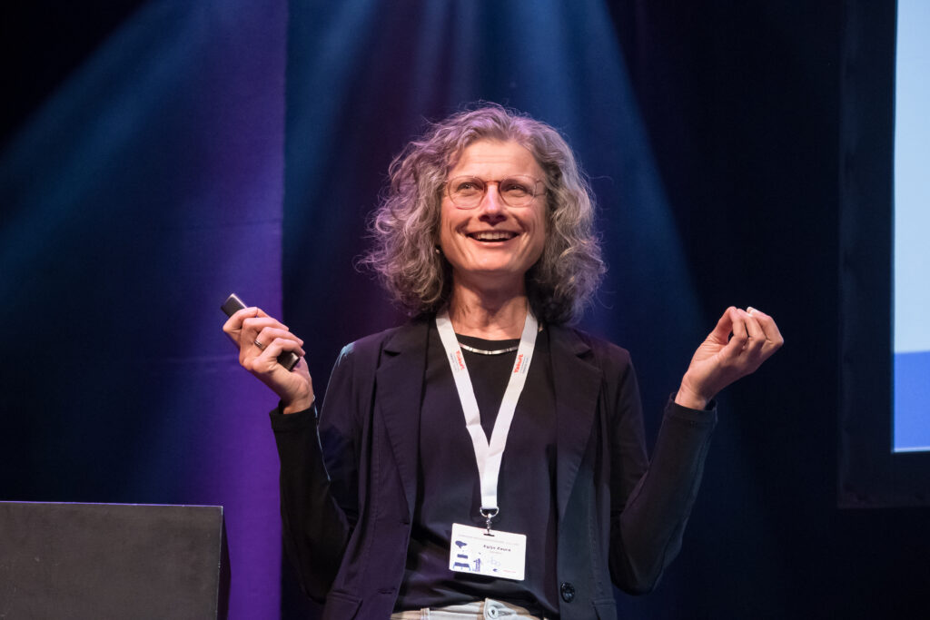 egija zaura yakult congres mond vagina darmen