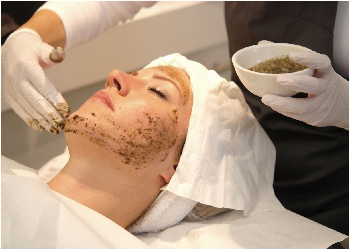 de bio peeling wordt aangebracht