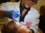 drs tom van eijk injecteert botox in de fronsrimpel van monique bij EC Jan van Goyen