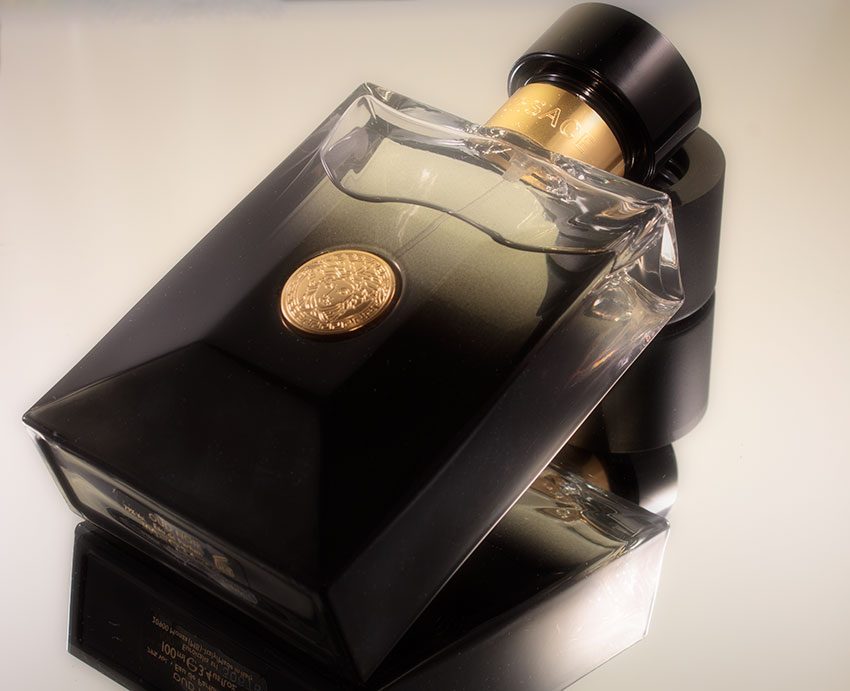 Maxim ruikt aan Versace pour Homme Oud Noir