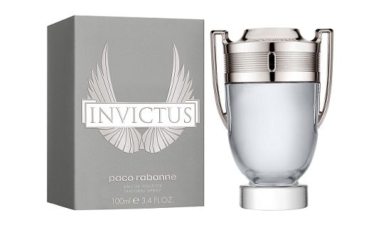 Maxim ruikt aan Invictus van Paco Rabanne